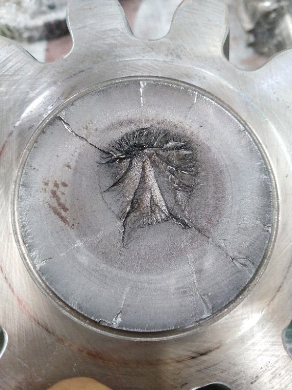 油泵轴断口分析
