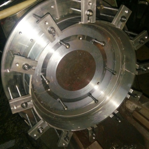 花盘压紧螺栓的快速拆装问题